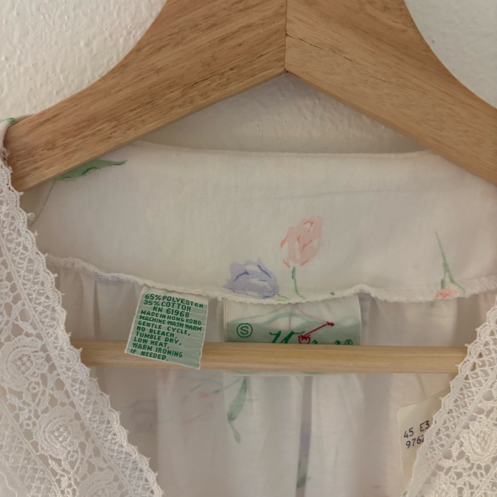Vintage cottagecore style nightgown with lace and floral details - Picture 5 of 6